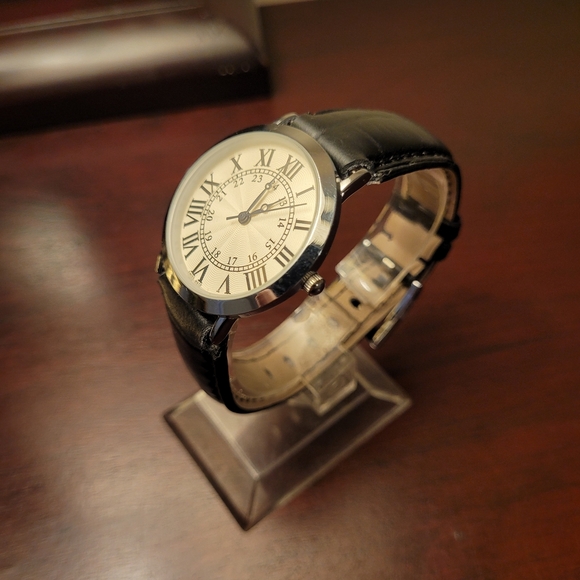 Brand new Women's Black Roman Dial fashion watch - Picture 2 of 4